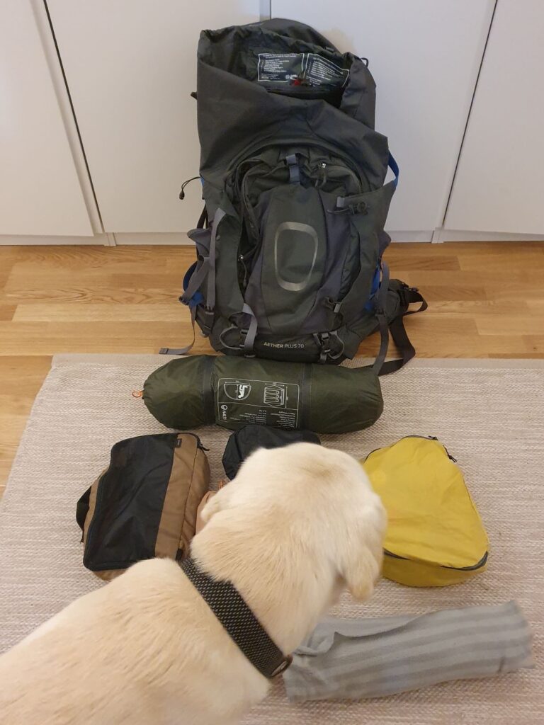 Packningen övervakas och godkäns av Uno, rygsäck och poddar