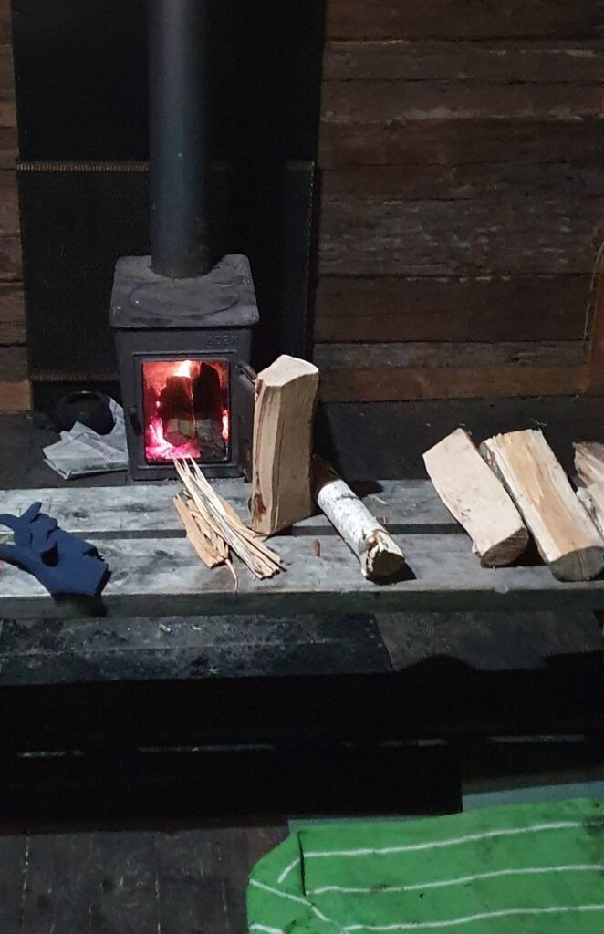 Kamin med eld i